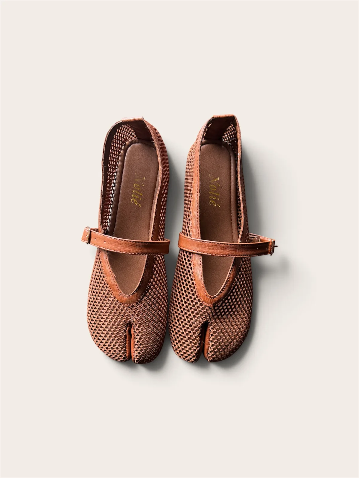Flats tabi de malla color coñac con correa, vista superior