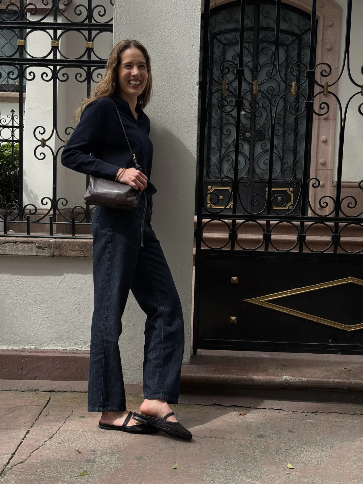 Chica caminando frente a una reja con flats Backless de malla negra